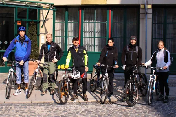 Team vor der Auffahrt Team vor der Auffahrt