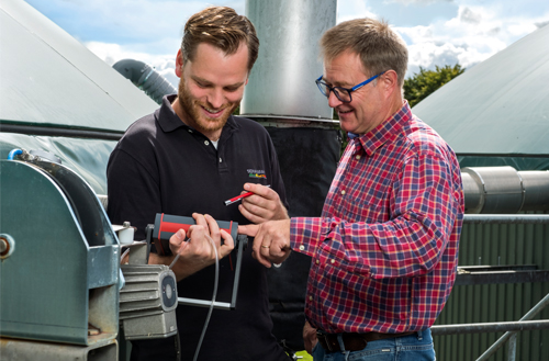 Beratungsgespräch an der Biogasanlage