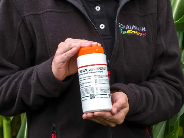 Produktverpackung Dose SILASIL.ENERGY XD in der Hand