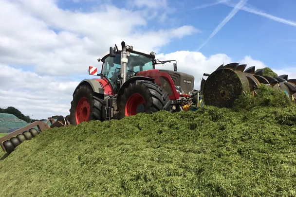 de_sbe_traktor_grassilage_festfahren_gh_1000x750_72dpi