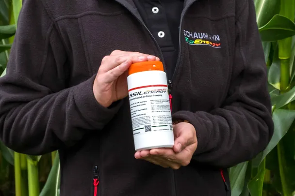 Produktverpackung Dose SILASIL.ENERGY XD in der Hand