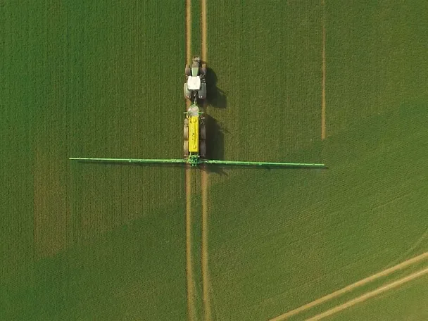 Pflanzenspritze auf dem Feld von oben