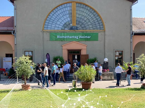 Biomethantag Werimar - Gebäudeansicht mit Besucher
